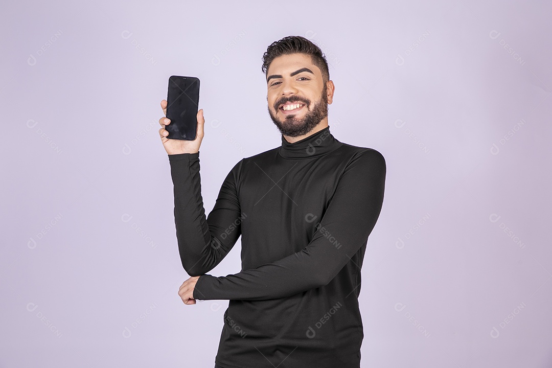 Homem sorrindo com celular nas mãos