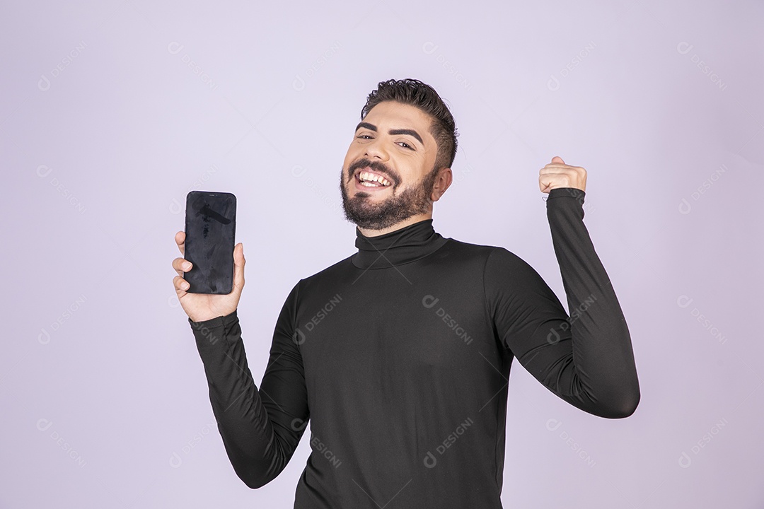 Homem feliz com celular nas mãos