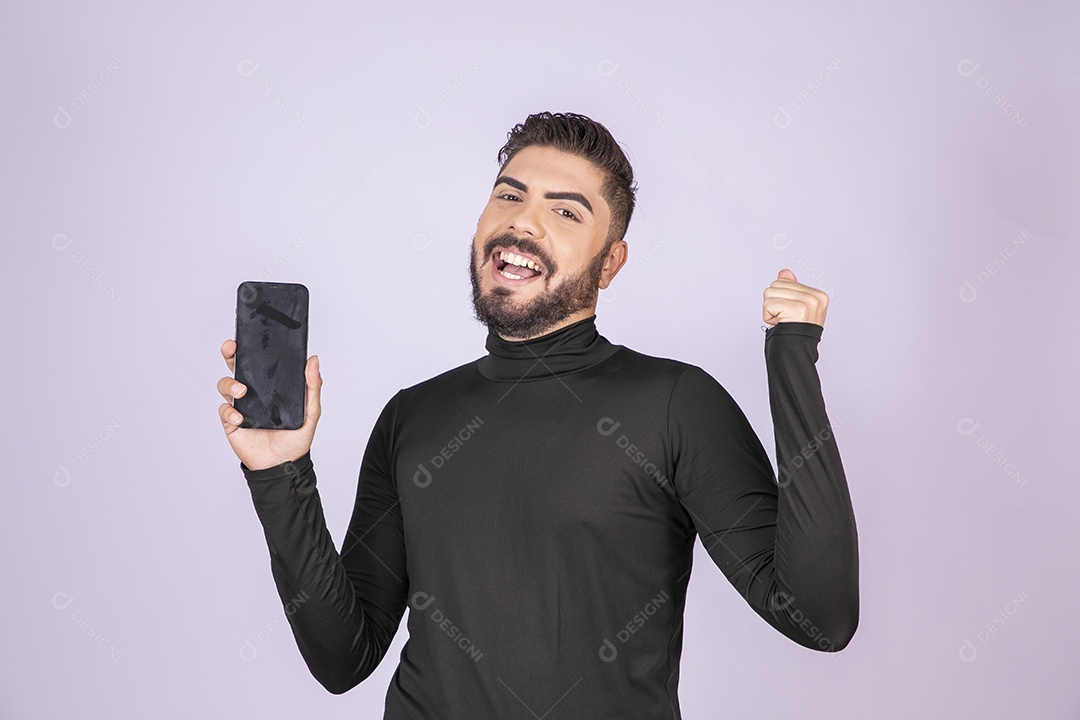 Homem feliz com celular nas mão