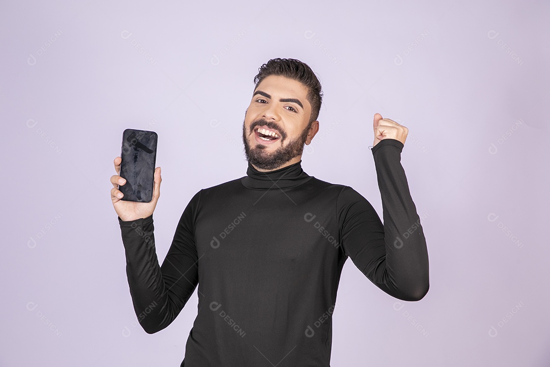 Homem feliz com celular na mão