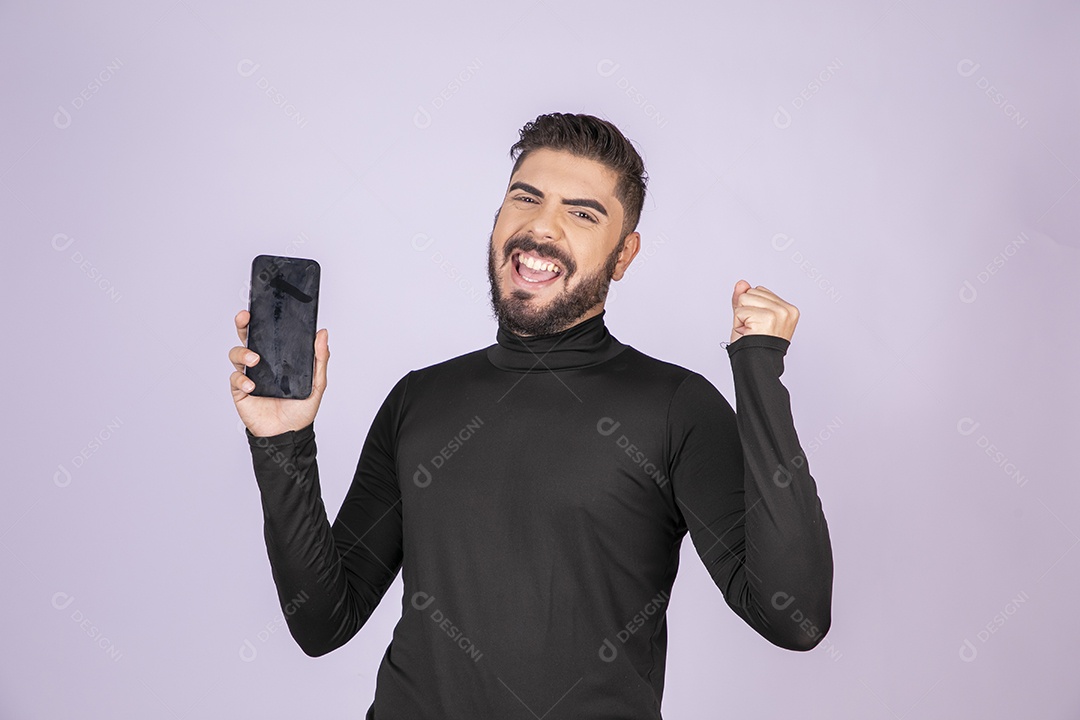 Homem feliz com celular na mão