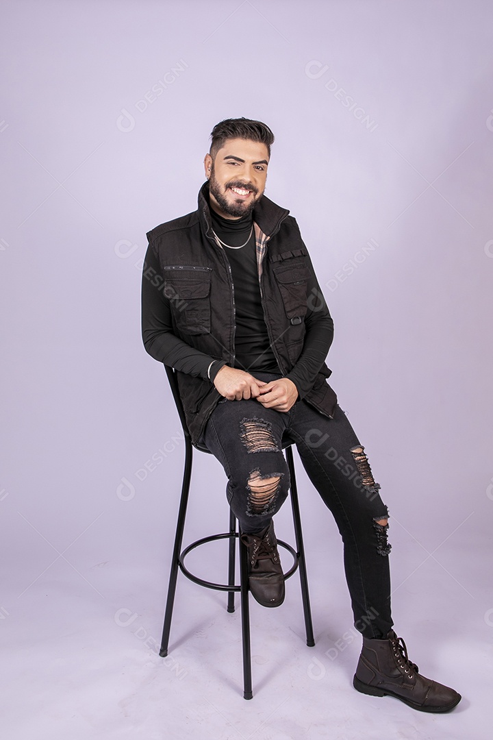 Homem charmoso na cadeira