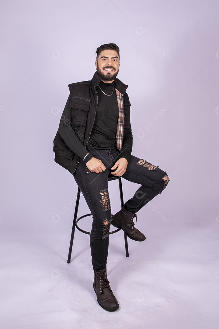 Homem charmoso na cadeira