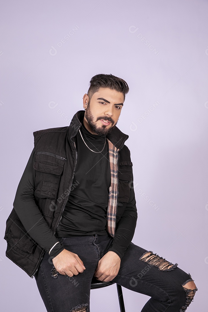 Homem charmoso na cadeira