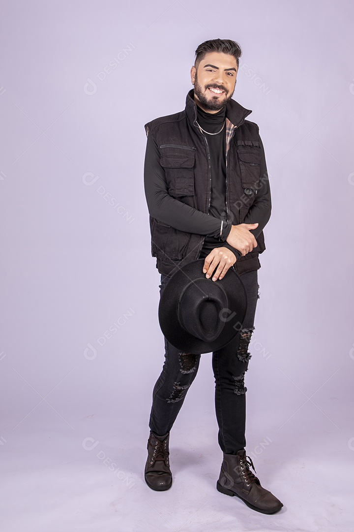 Homem sorrindo com chapéu nas mãos