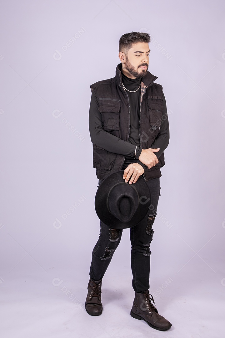 Homem serio com chapéu nas mãos