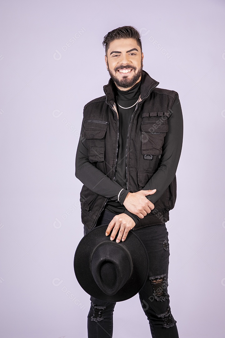 Homem gótico sorrindo