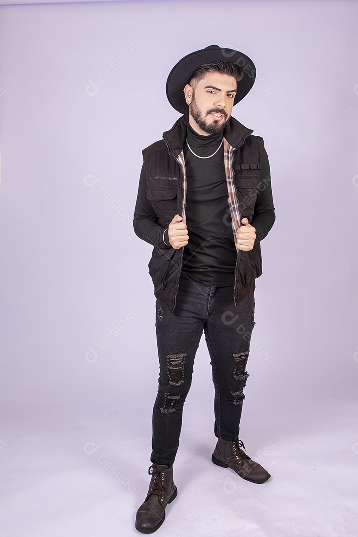 Homem charmoso de chapéu