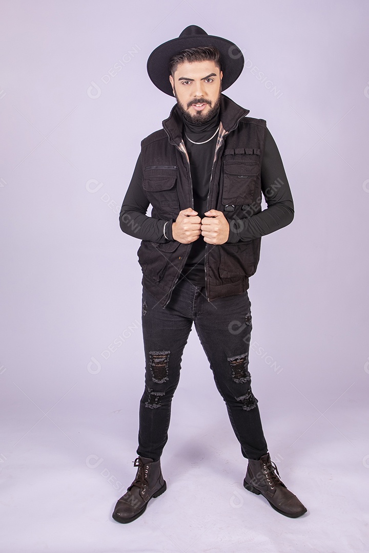 Homem charmoso de chapéu