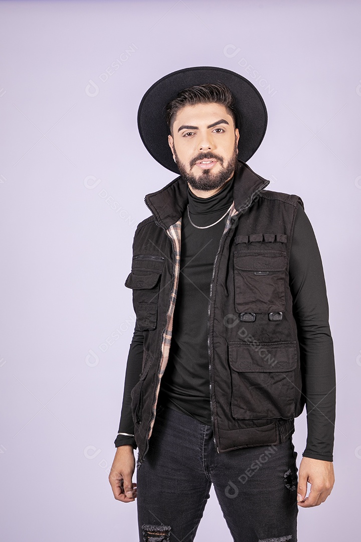 Homem charmoso de chapéu