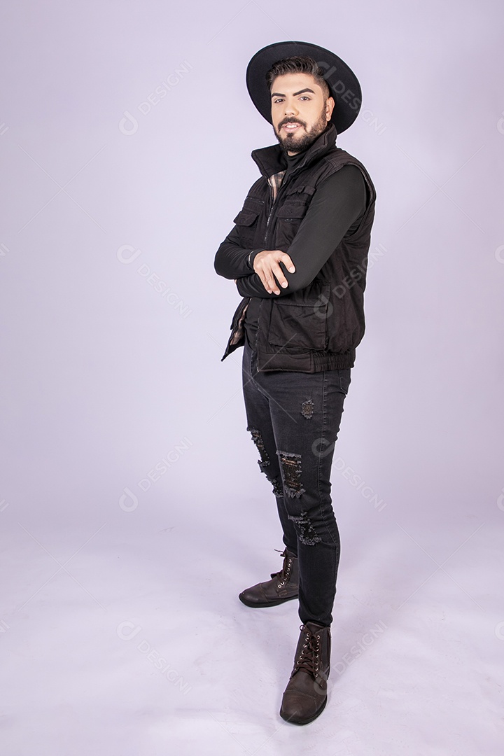 Homem charmoso de chapéu