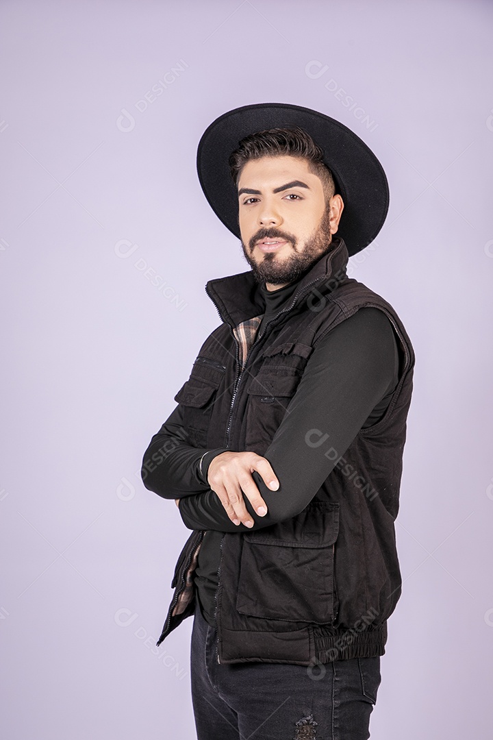 Homem charmoso de chapéu