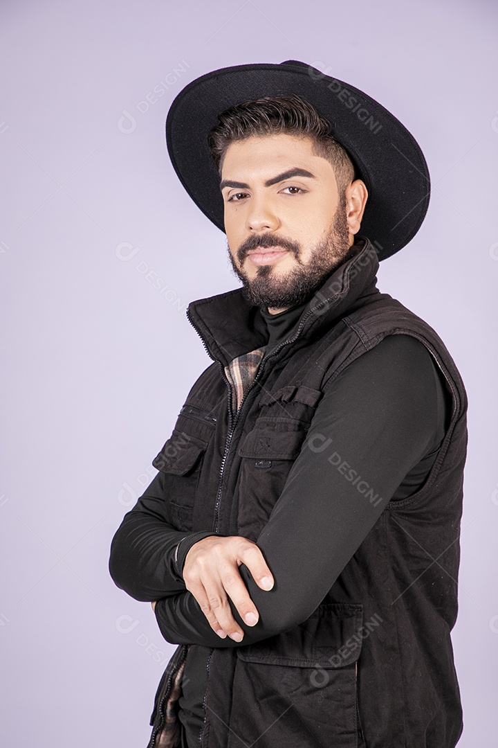 Homem charmoso de chapéu