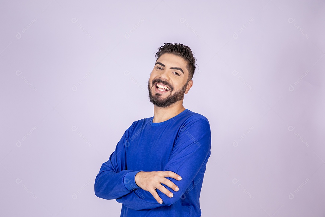 Homem de braços cruzados e sorrindo