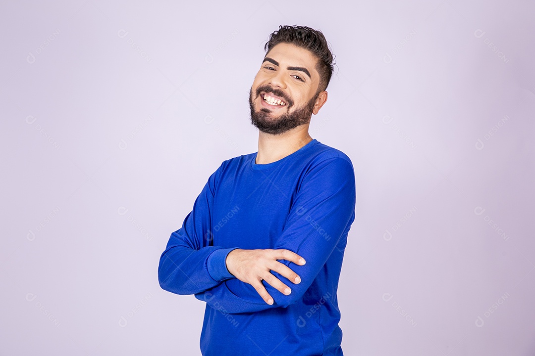 Homem sorrindo com braços cruzados