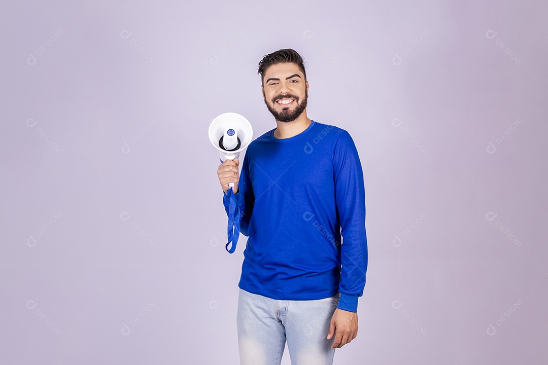 Homem sorrindo co mega fone nas mãos