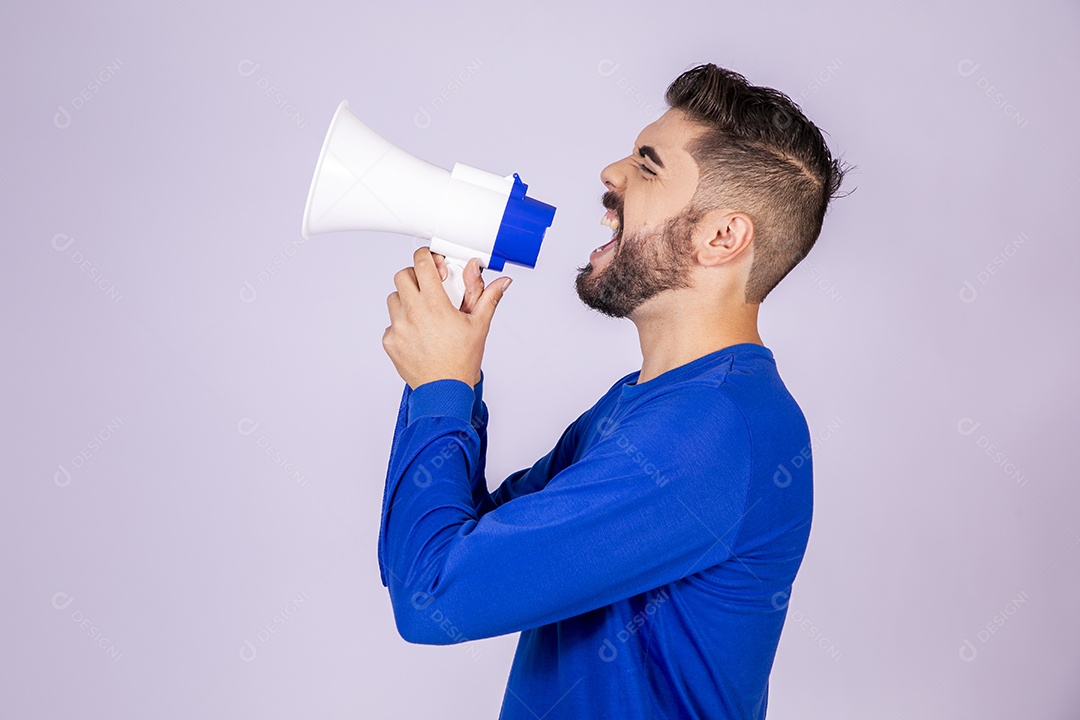 Homem gritando no mega fone