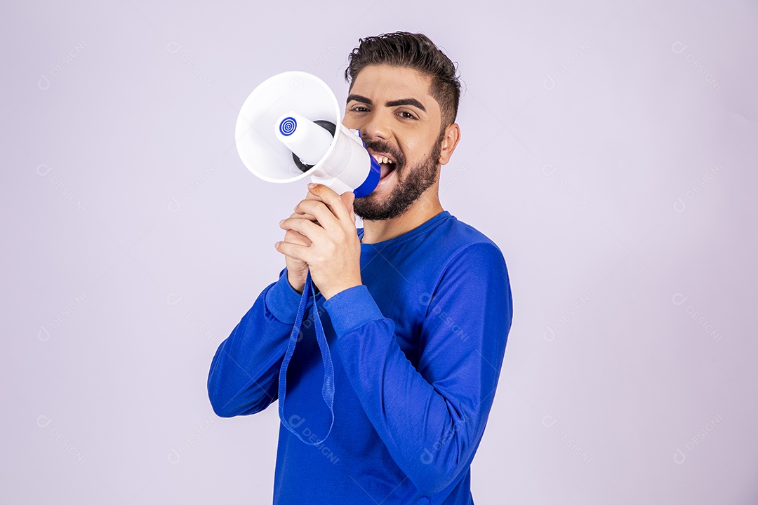 Homem gritando no mega fone