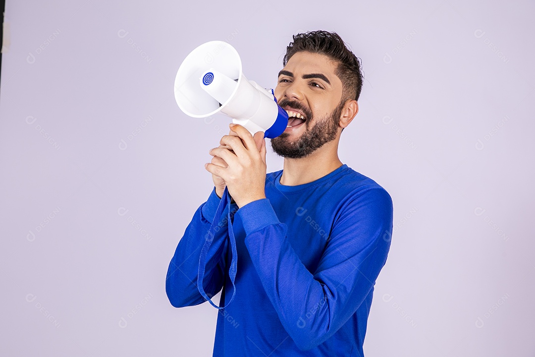 Homem falando no mega fone