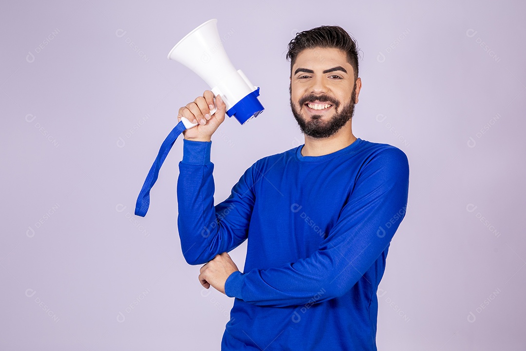 Homem sorrindo com mega fone nas mãos