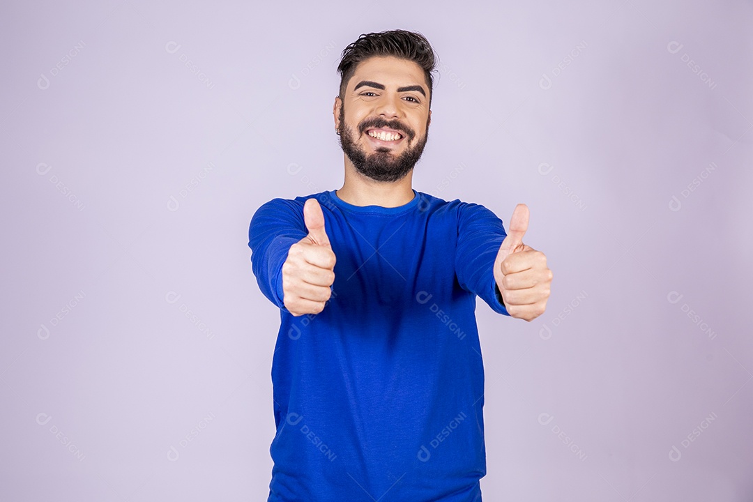 Homem feliz com gesto de legal e ok