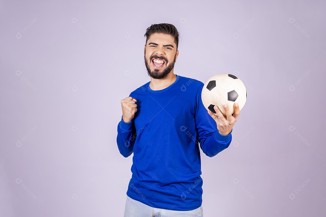 Homem sorrindo e comemorando com bola nas mãos