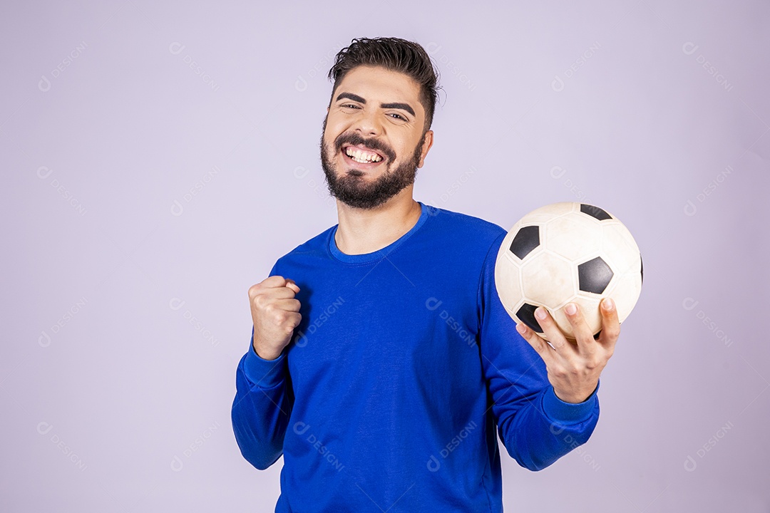 Homem comemorando com bola na mão