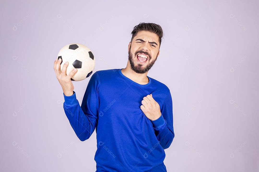 Homem comemorando com bola na mão