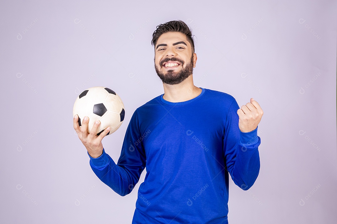 Homem comemorando com bola na mão