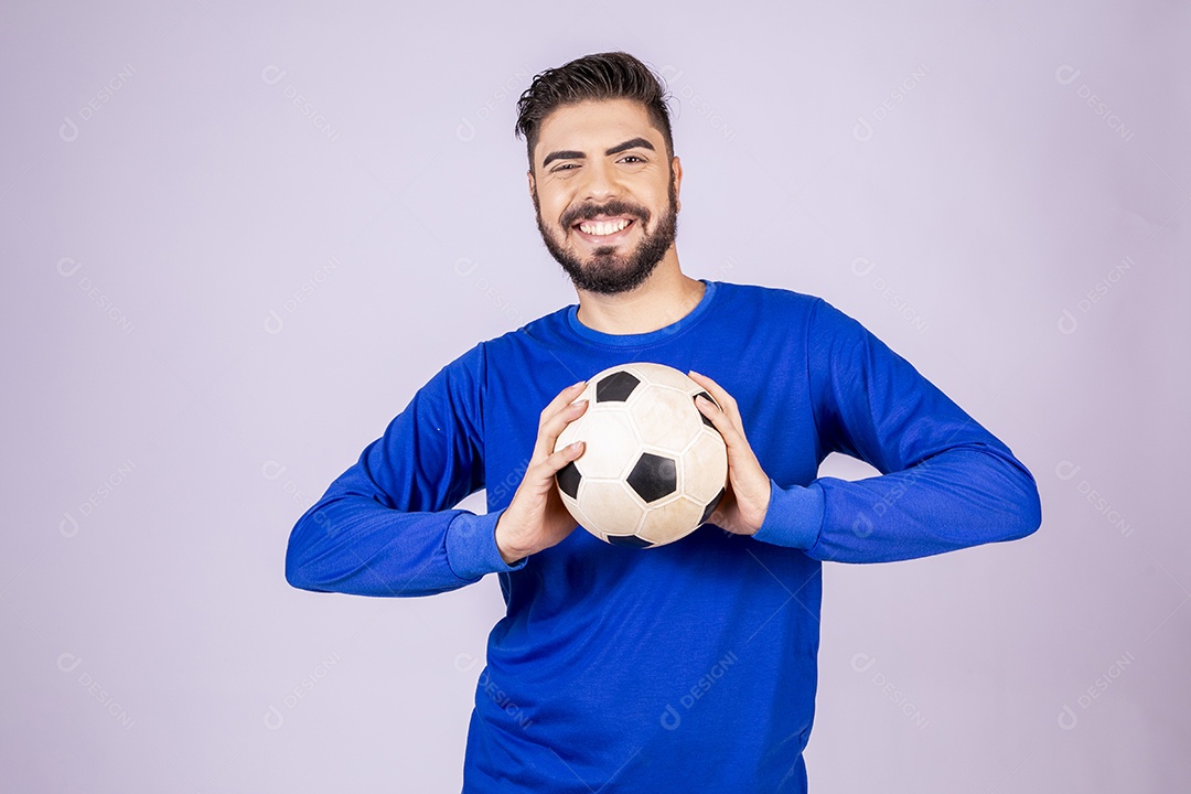 Homem sorrindo com bola nas mãos