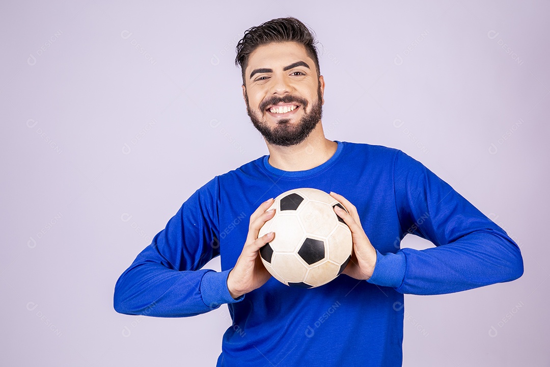 Homem sorrindo com bolas nas mãos