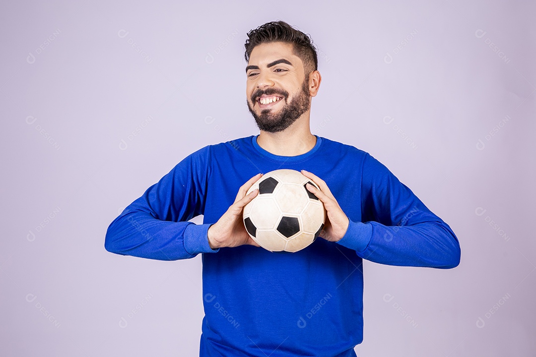 Homem sorrindo com bola nas mãos