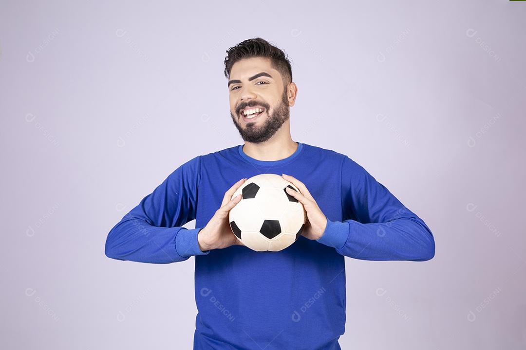 Homem sorrindo segurando bola nas mãos