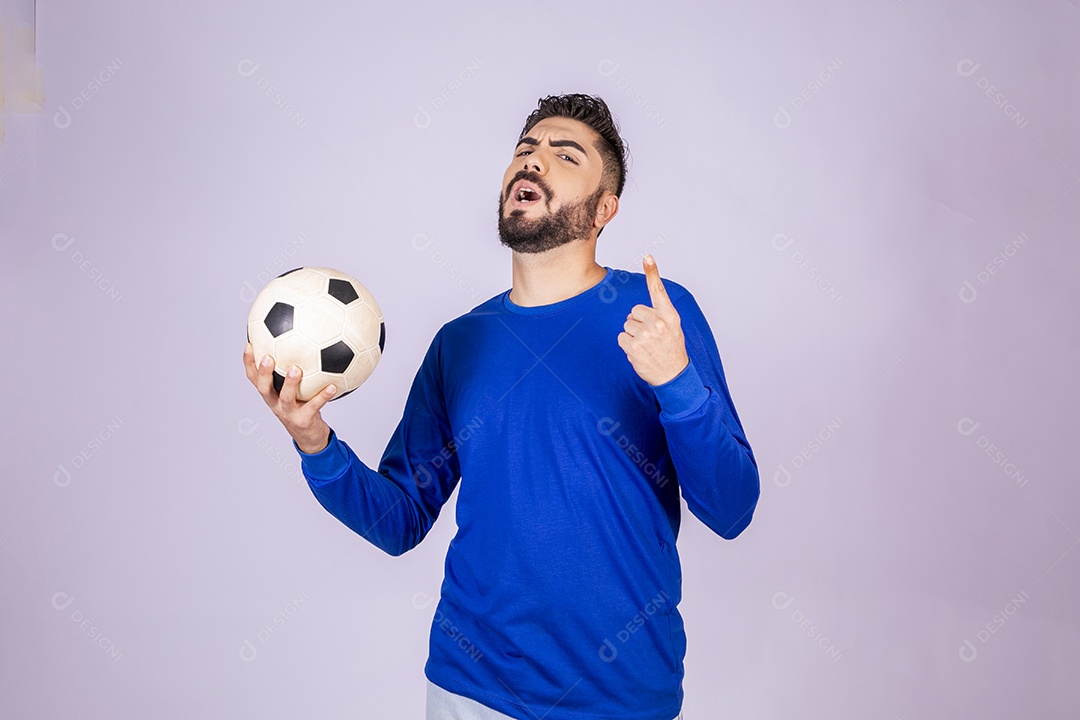 Homem com bola na mãos apontando para cima