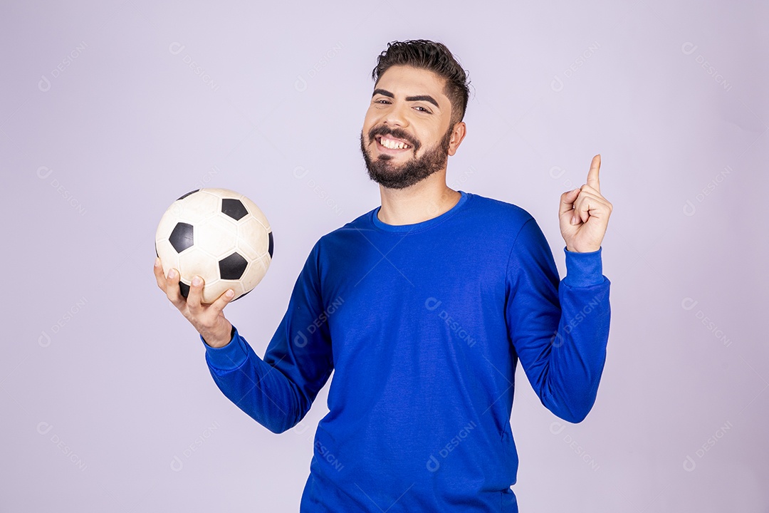 Homem com bola na mãos chamando para jogar