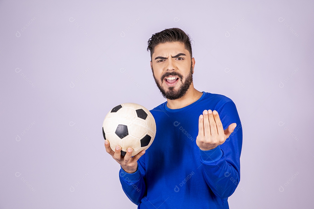 Homem com bola na mãos chamando para jogar