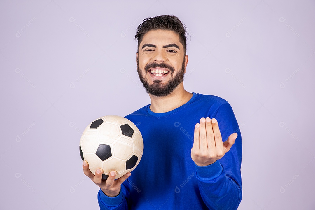 Homem sorrindo co bola nas mãos