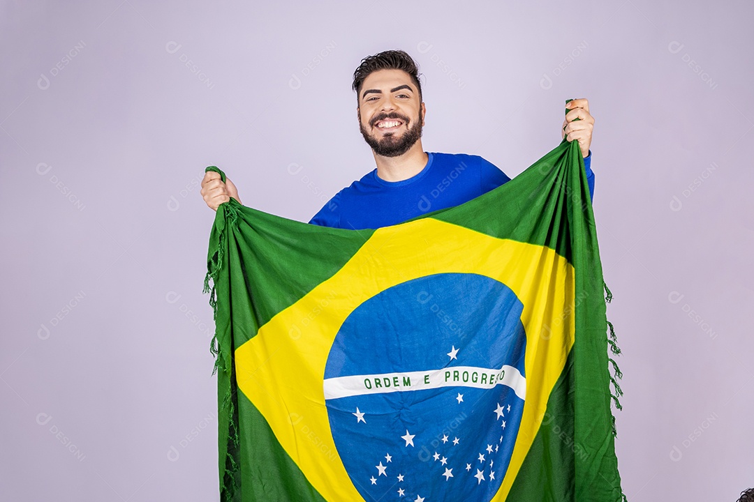 Homem com bandeira nas mãos e sorrindo