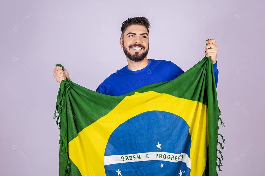 Homem sorrindo com bandeira do brasil nas mãos