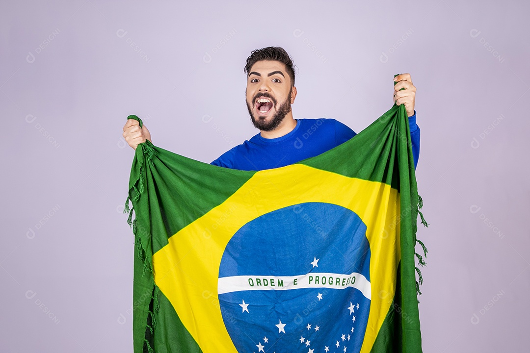 Homem sorrindo com bandeira do brasil nas mãos