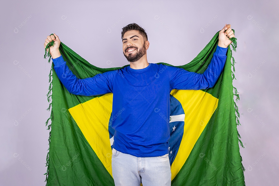 Homem segurando bandeira do brasil sorrindo