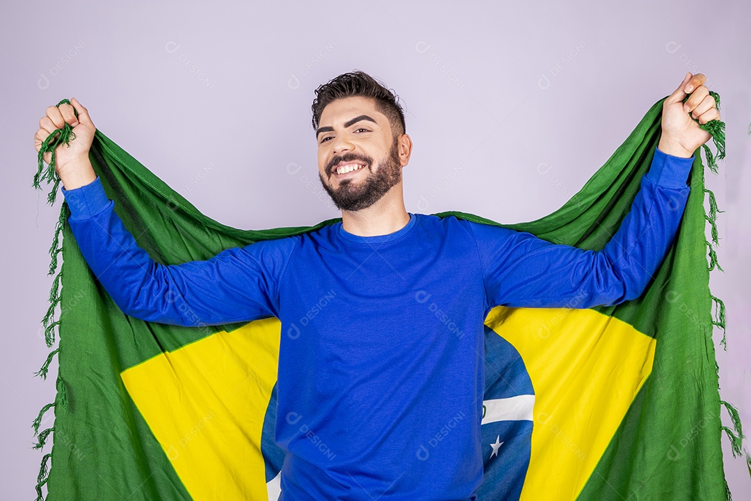 Homem segurando bandeira e sorrindo