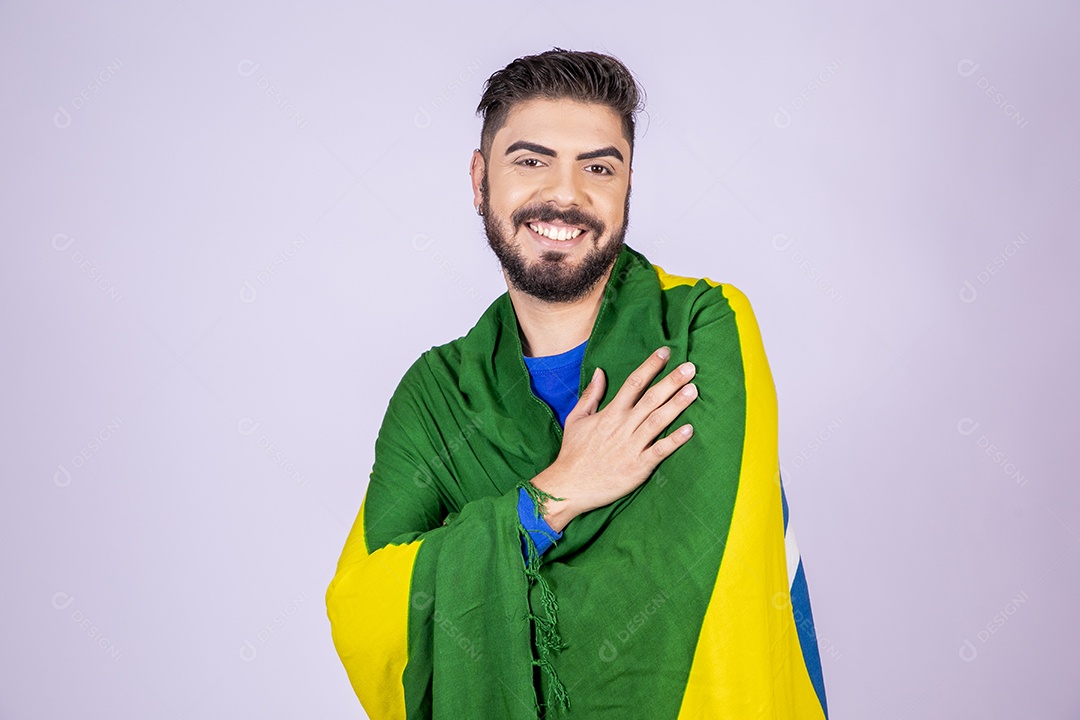 Homem com braços cruzados sorrindo