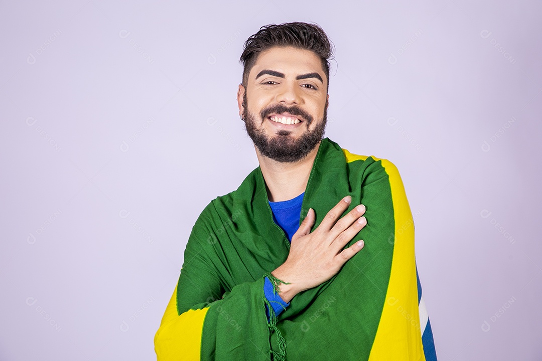 Homem com bandeira nas costas comemorando