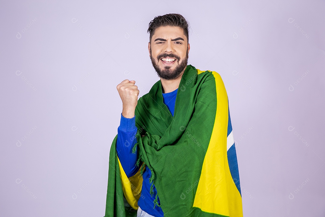 Homem com bandeira nas costas comemorando