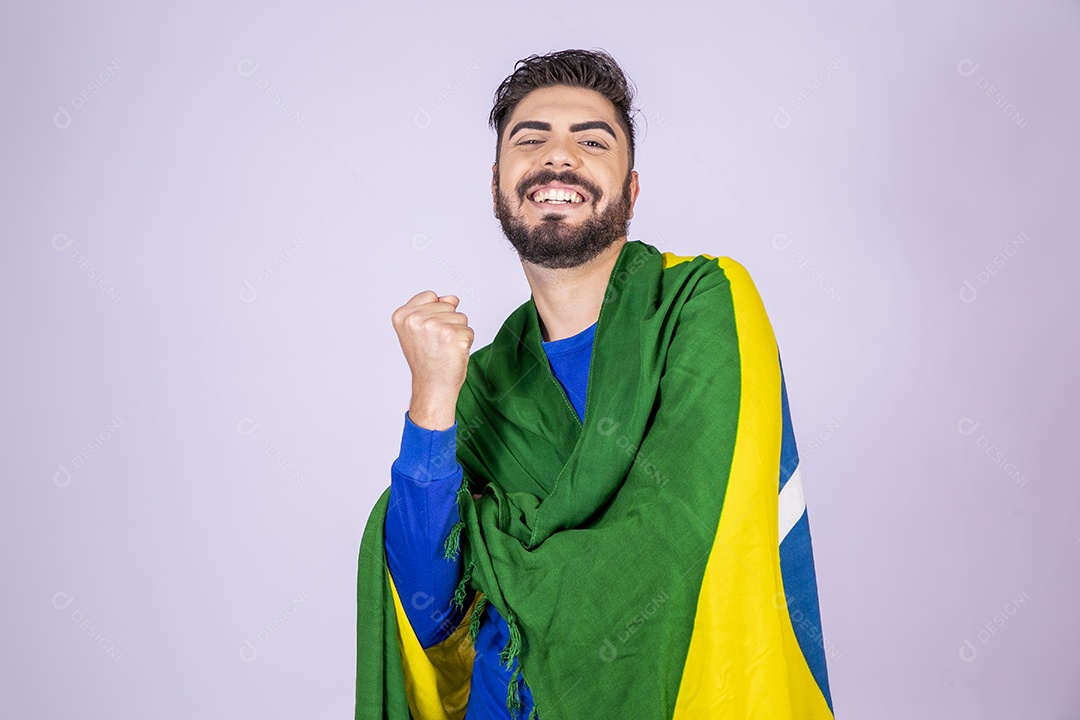 Homem com bandeira nas costas comemorando