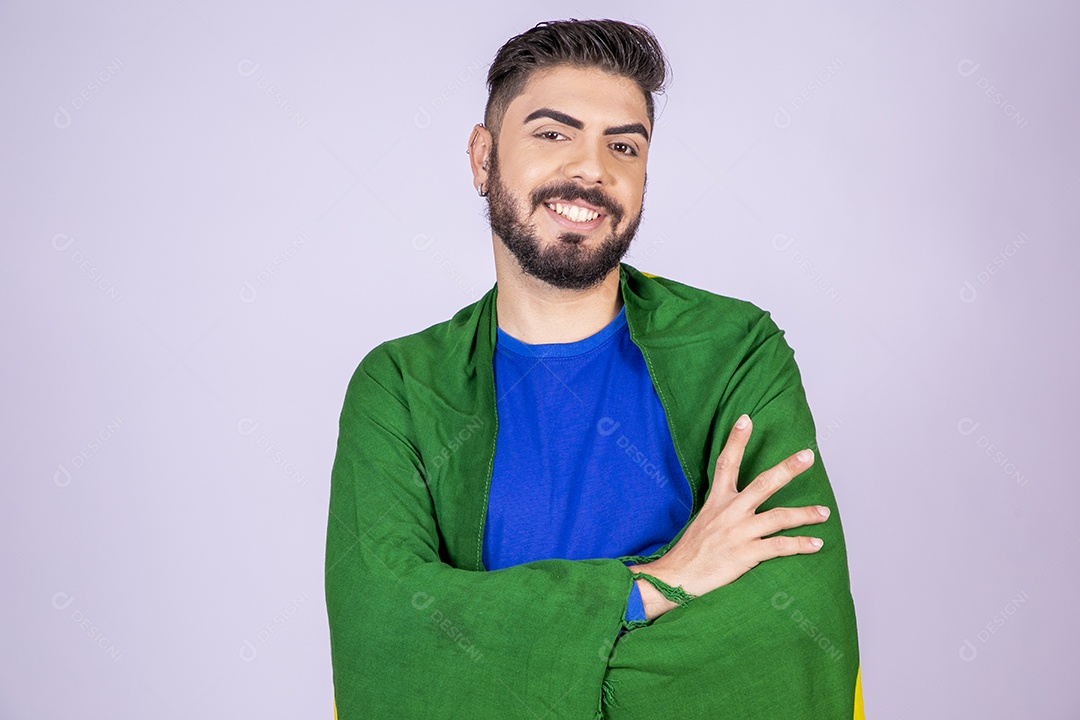 Homem de braços cruzados com bandeira nas costas