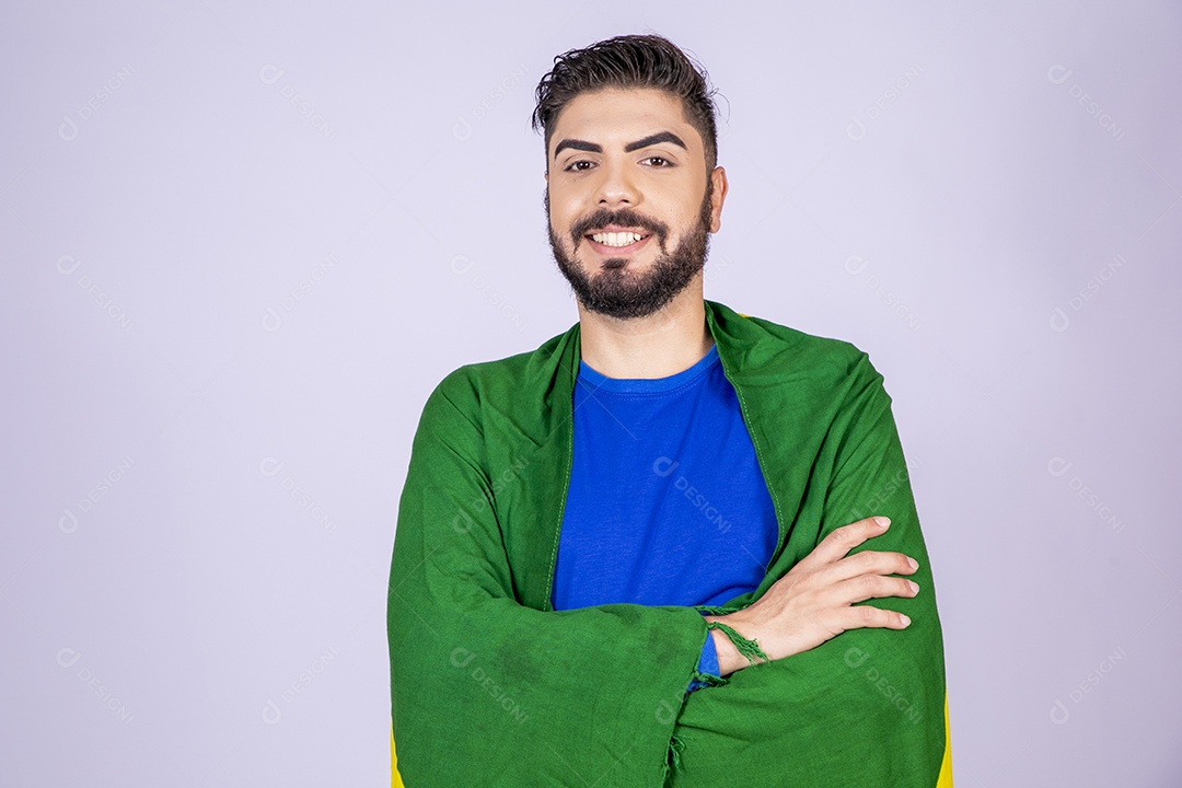 Homem com bandeira  nas costas e braços cruzados