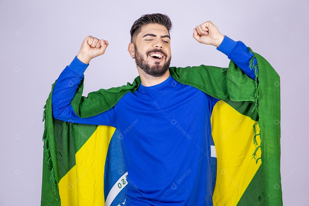 Homem com bandeira nas costas comemorando