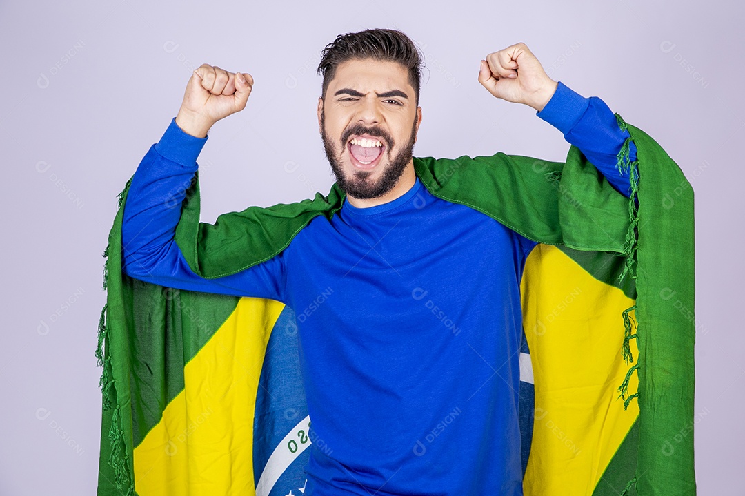 Homem com bandeira nas costas comemorando